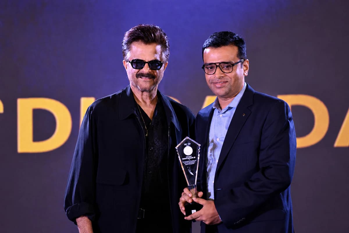 Dr Satyarth Prakash holding award on stage